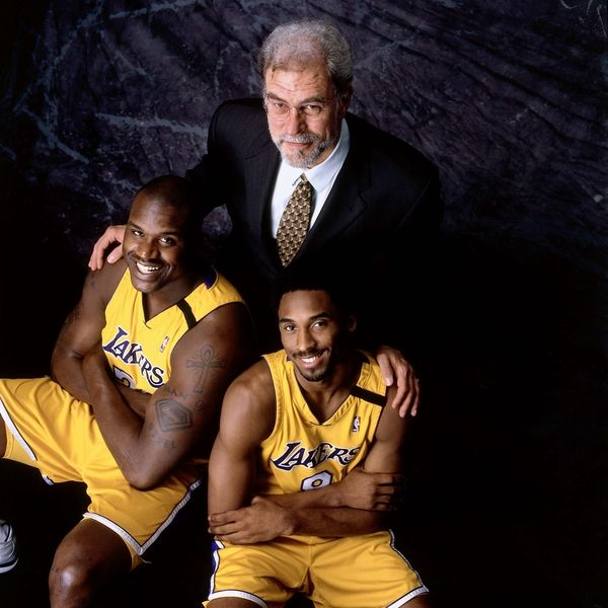 Qui siamo nel 2000: Shaq posa con un giovane Kobe Bryant e coach Phil Jackson.